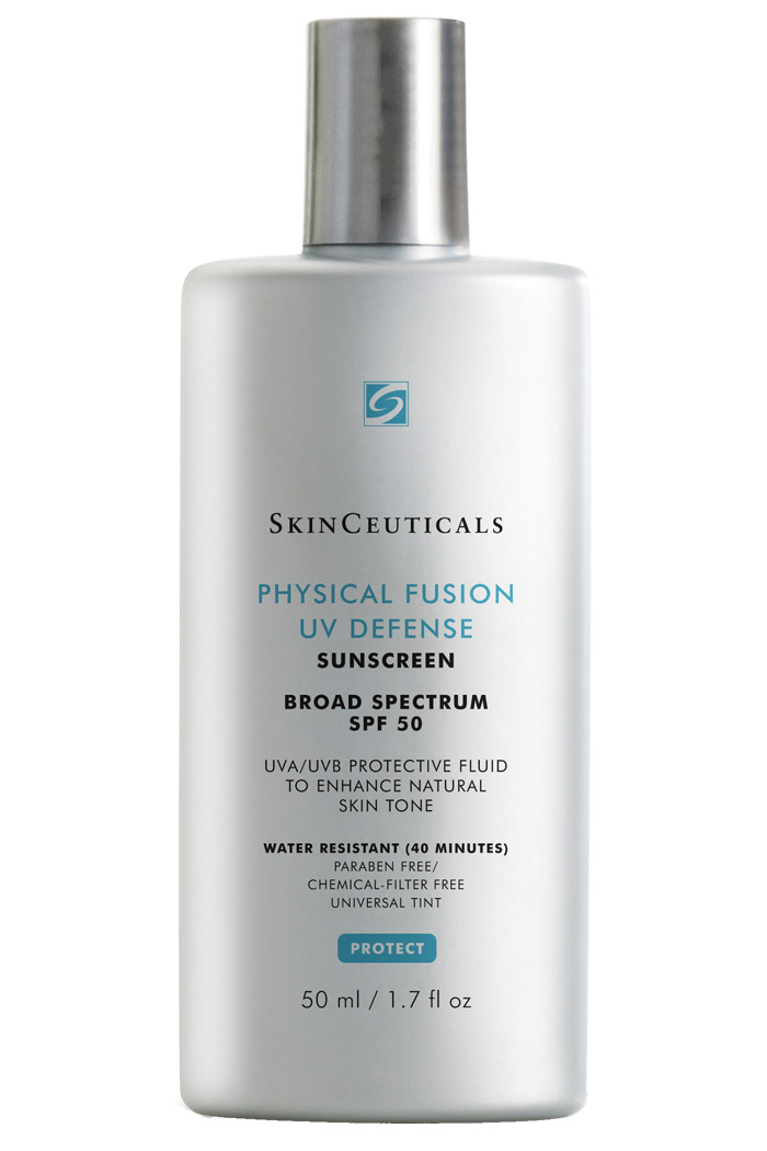 Broad-spectrum UVA/UVB sunscreen fluid to enhance natural skin tone
